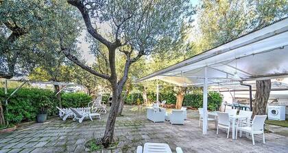 Casa Miriam D: A bright apartment that is part of a villa surrounded by a lemon and orange garden, with Free WI-FI.