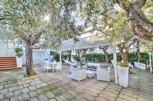 Casa Miriam D: Un appartement lumineux faisant partie d'une villa entourée d'un jardin d'orangers et de citronniers.