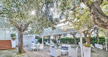 Casa Miriam D: Un appartement lumineux faisant partie d'une villa entourée d'un jardin d'orangers et de citronniers.