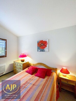 2 bedrooms, iron/ironing board