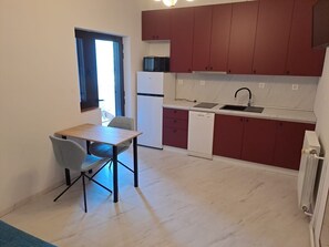 ثلاجة، ميكروويف، موقد طهي مسطح، غسالة أطباق