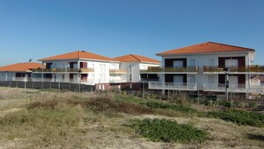 A modern residential building with multiple balconies and a red-tiled roof. - Magnifique T2 avec terrasse à 50m de la plage (094) (Biscarrosse)