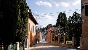 Exterior - Montestigliano, an authentic farmhouse in the heart of Tuscany, is an oasis of peace and beauty that offers its guests refined residences and an enchanting view (Rosia - Sovicille)