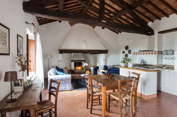 Dining - Montestigliano, an authentic farmhouse in the heart of Tuscany, is an oasis of peace and beauty that offers its guests refined residences and an enchanting view (Rosia - Sovicille)