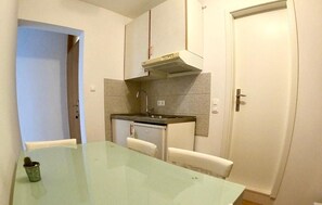 Kühlschrank, Herdplatte, Geschirrspüler, Kochgeschirr/Geschirr/Besteck