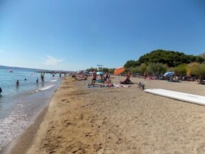 Una spiaggia nelle vicinanze