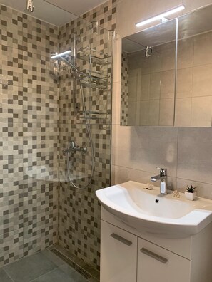 Douche, serviettes fournies