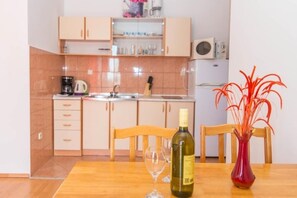 Réfrigérateur, micro-ondes, plaque de cuisson, lave-vaisselle