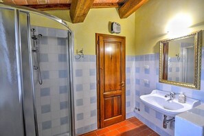 Shower, towels - Villa Gilia B: A characteristic and welcoming two-story apartment that is part of a villa surrounded by the greenery, with Free WI-FI. (Certaldo)