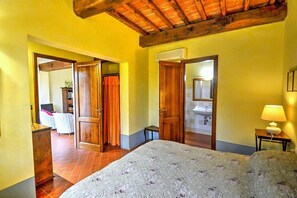 2 bedrooms, iron/ironing board, free WiFi, bed sheets - Villa Gilia B: A characteristic and welcoming two-story apartment that is part of a villa surrounded by the greenery, with Free WI-FI. (Certaldo)