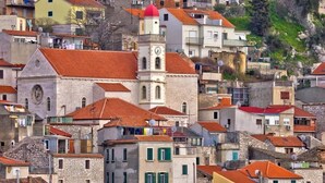 A coastal town with historic stone buildings, a prominent clock tower, and a fortified wall in the background. - Apartment in Grebaštica with Seaview, Balcony, Air condition, WIFI (3571-2) (Grebaštica)