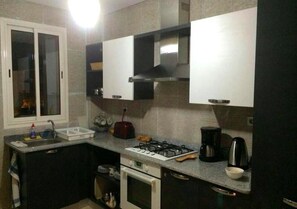 Kühlschrank, Ofen, Herdplatte, Wasserkocher mit Kaffee-/Teezubehör