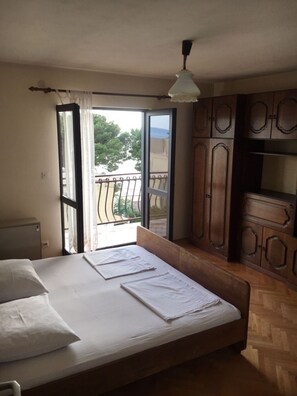 4 bedrooms, free WiFi, bed sheets, wheelchair access