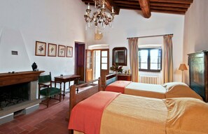 6 chambres, fer et planche à repasser, lit de bébé portatif