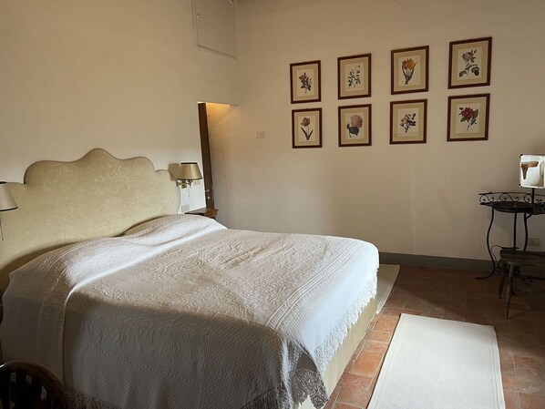 6 chambres, fer et planche à repasser, lit de bébé portatif