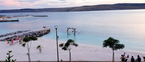 بالقرب من الشاطئ