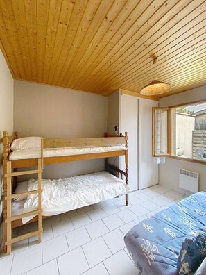 3 bedrooms, iron/ironing board, free WiFi