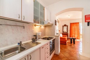 ثلاجة، ميكروويف، فرن، موقد طهي مسطح