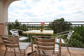 Outdoor dining - Apartment in Poreč with Balcony, Air condition, WIFI (3794-5) (Porec)