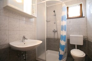 Dusche, Haartrockner, Handtücher