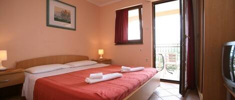 2 عدّة غرف نوم وواي فاي مجانًا وملاءات أسرّة