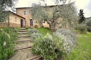 Property grounds - Villa Verena: A welcoming two-story apartment that is part of a villa in the characteristic style of the Tuscan countryside. (Scarlino)