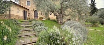 Villa Verena: En flot to-etagers villa i den typiske stil på det toscanske landskab.