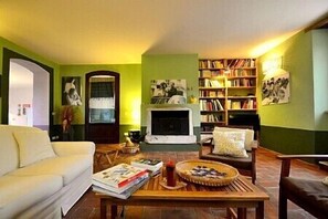 TV, fireplace - Villa Verena: A welcoming two-story apartment that is part of a villa in the characteristic style of the Tuscan countryside. (Scarlino)