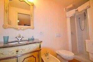 Douche, serviettes fournies