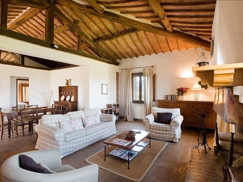 Montestigliano, una auténtica casa de campo en el corazón de la Toscana, es un oasis de paz y belleza que ofrece a sus huéspedes residencias refinadas y una vista encantadora