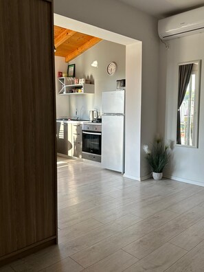 Fridge, oven, stovetop, coffee/tea maker