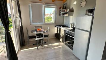 Kühlschrank, Ofen, Herdplatte, Wasserkocher mit Kaffee-/Teezubehör