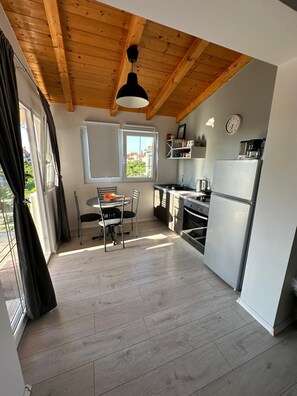 Jääkaappi, uuni, liesi, kahvin-/teenkeitin