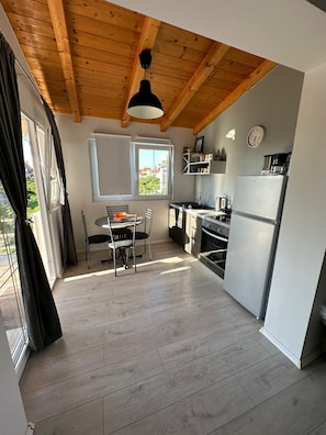 Fridge, oven, stovetop, coffee/tea maker