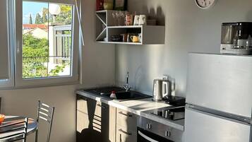 Frigorífico, horno, placa de cocina y cafetera o tetera