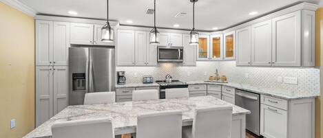 冷蔵庫、電子レンジ、オーブン、コンロ