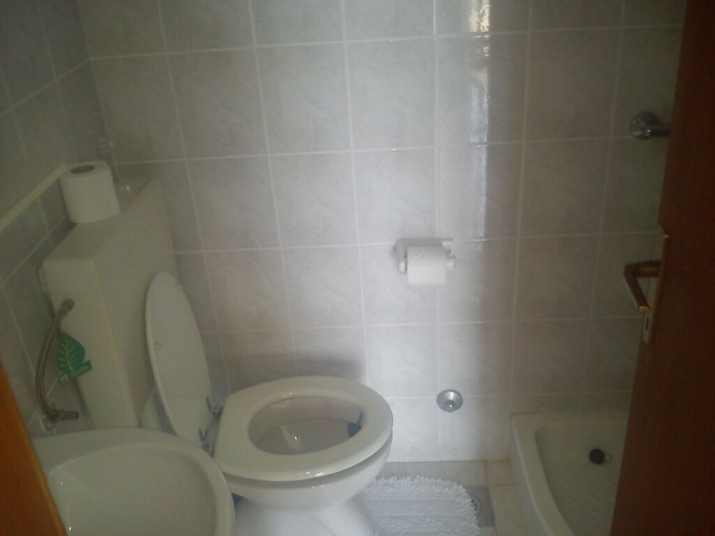 Un baño con inodoro, bidé y bañera.