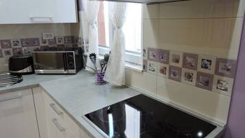 Fridge, microwave, oven, coffee/tea maker