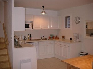 Fridge, microwave, oven, stovetop - House 3 bedrooms, 6 people with private pool in Lacanau Ocean (LACANAU OCEAN)