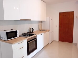 Kühlschrank, Ofen, Herdplatte, Geschirrspüler