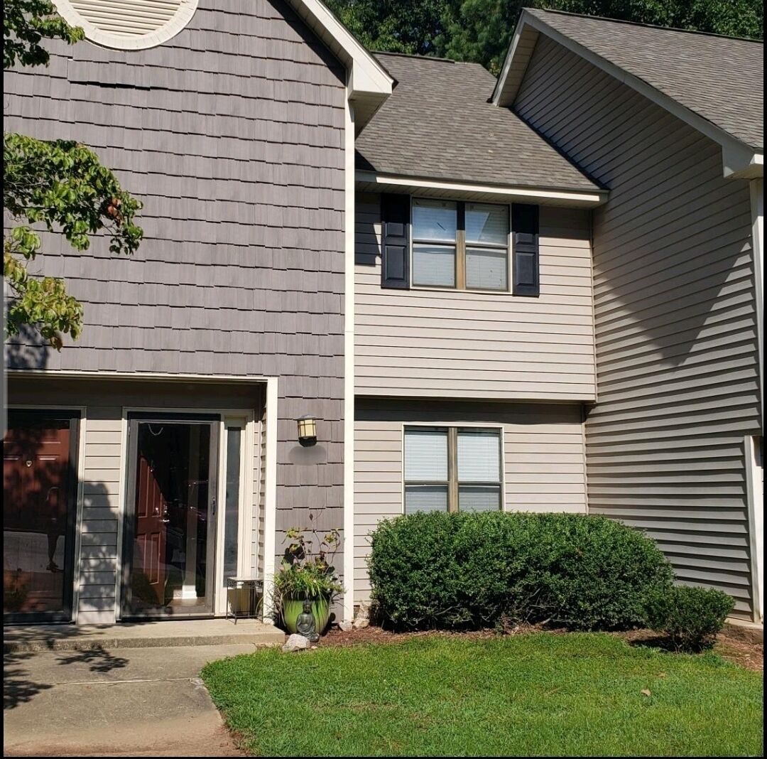 Townhouse in the City w/Pool - 2 Bed 2.5 Bath