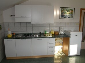 Fridge, stovetop, coffee/tea maker