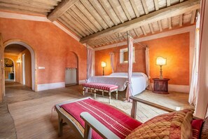 9 habitaciones, tabla de planchar con plancha y cuna de viaje 