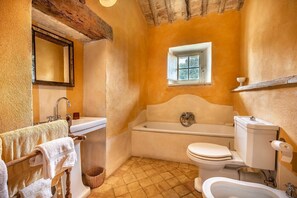 Badewanne, Haartrockner, Bidet