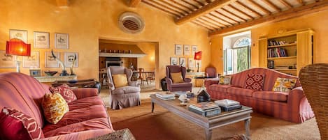 TV, peis, DVD-spiller og stereoanlegg