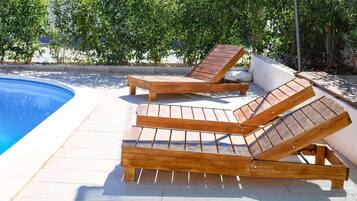 Piscina aquecida, espreguiçadeiras