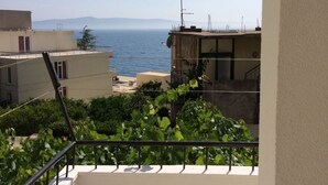 A balcony with a view of the sea and distant mountains. - Apartment in Podgora with Seaview, Terrace, Air condition, WIFI (4492-3) (Podgora)