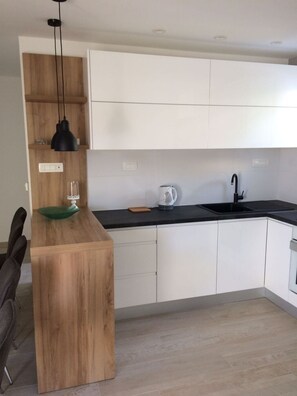 Refrigerador, horno, lavavajillas y cafetera y tetera 