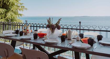 Villa au bord du lac unique avec grande piscine privïżœïżœe et vue imprenable sur le lac