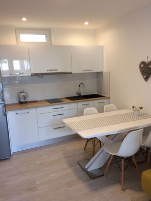 Fridge, coffee/tea maker, electric kettle, cookware/dishes/utensils - Apartment in Podgora with Seaview, Terrace, Air condition, WIFI (4492-1) (Podgora)